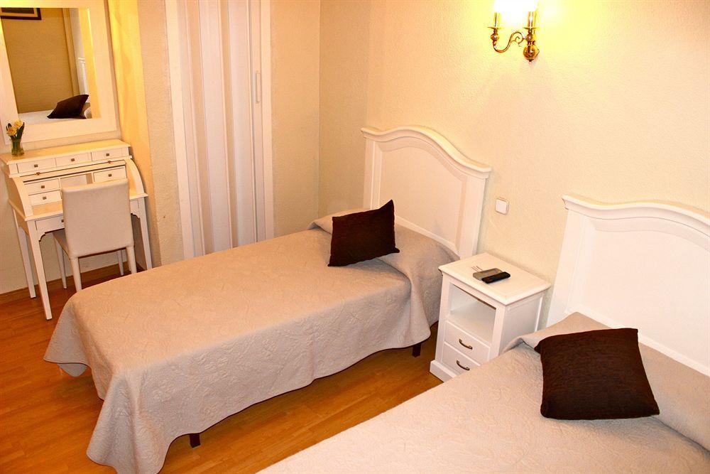 Hostal Montecarlo Madrid Esterno foto