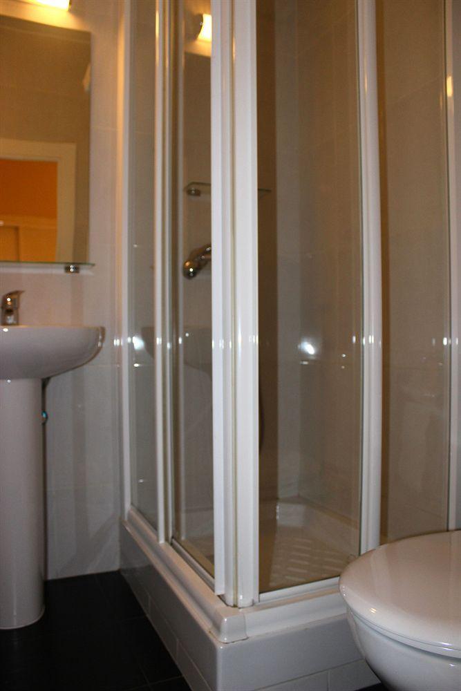 Hostal Montecarlo Madrid Esterno foto