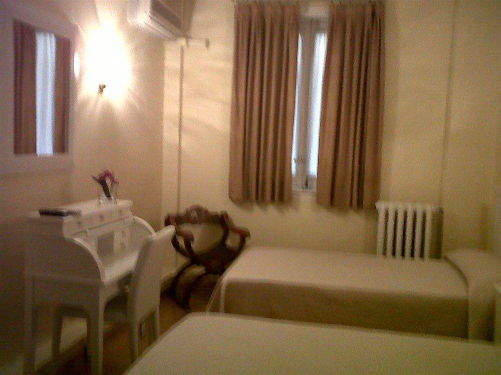Hostal Montecarlo Madrid Esterno foto