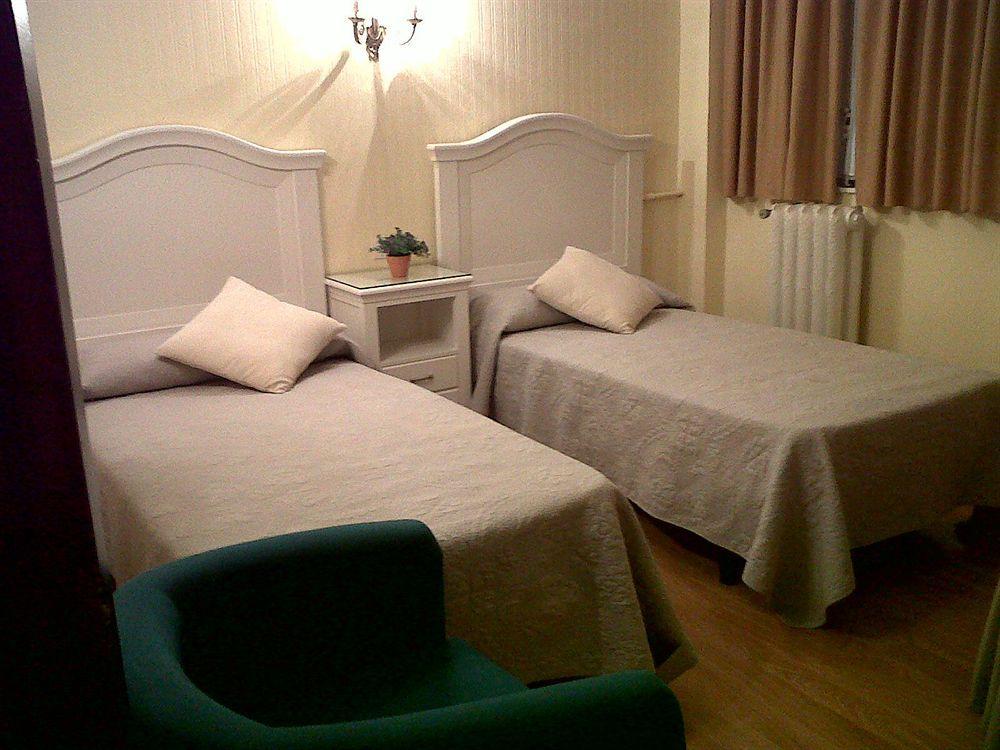 Hostal Montecarlo Madrid Esterno foto