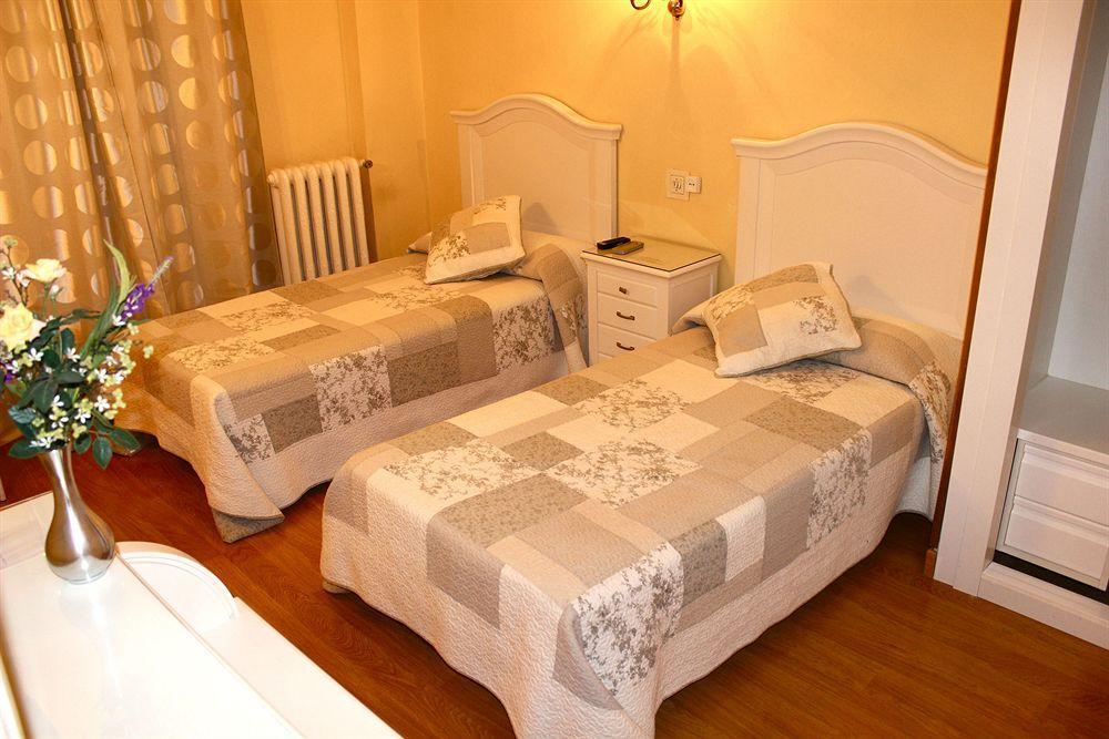 Hostal Montecarlo Madrid Esterno foto