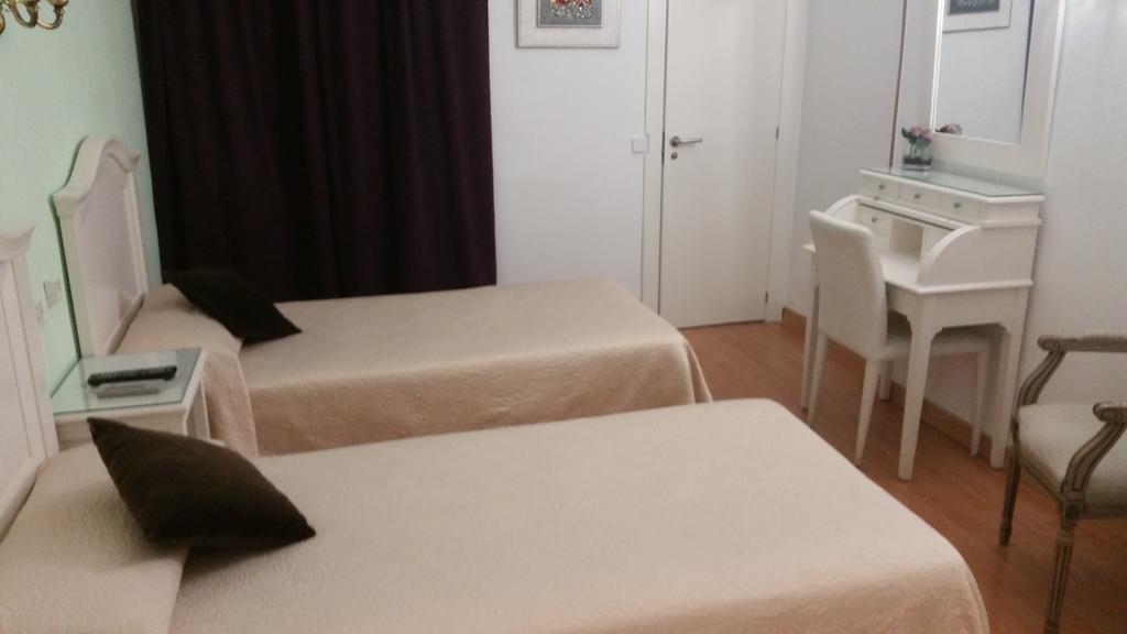 Hostal Montecarlo Madrid Esterno foto