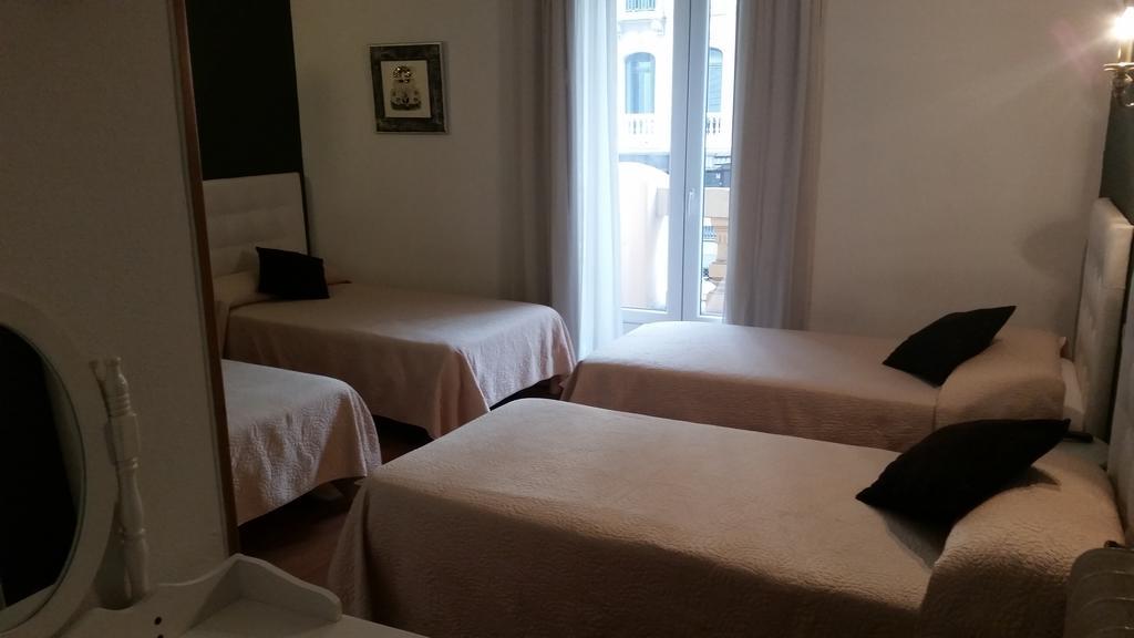 Hostal Montecarlo Madrid Esterno foto