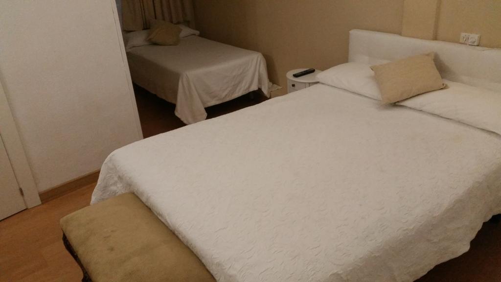 Hostal Montecarlo Madrid Esterno foto
