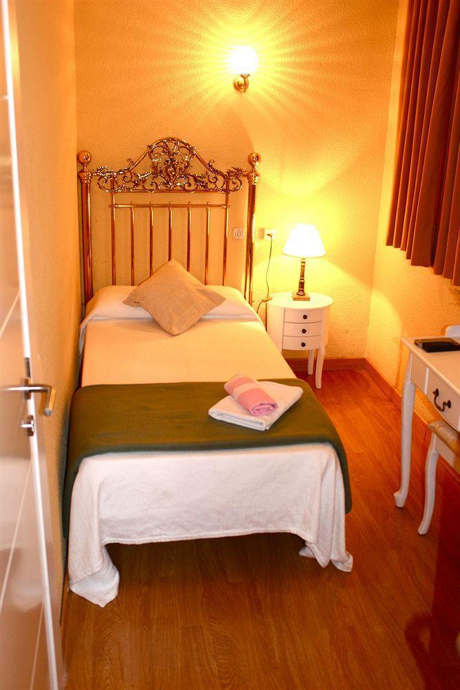 Hostal Montecarlo Madrid Esterno foto