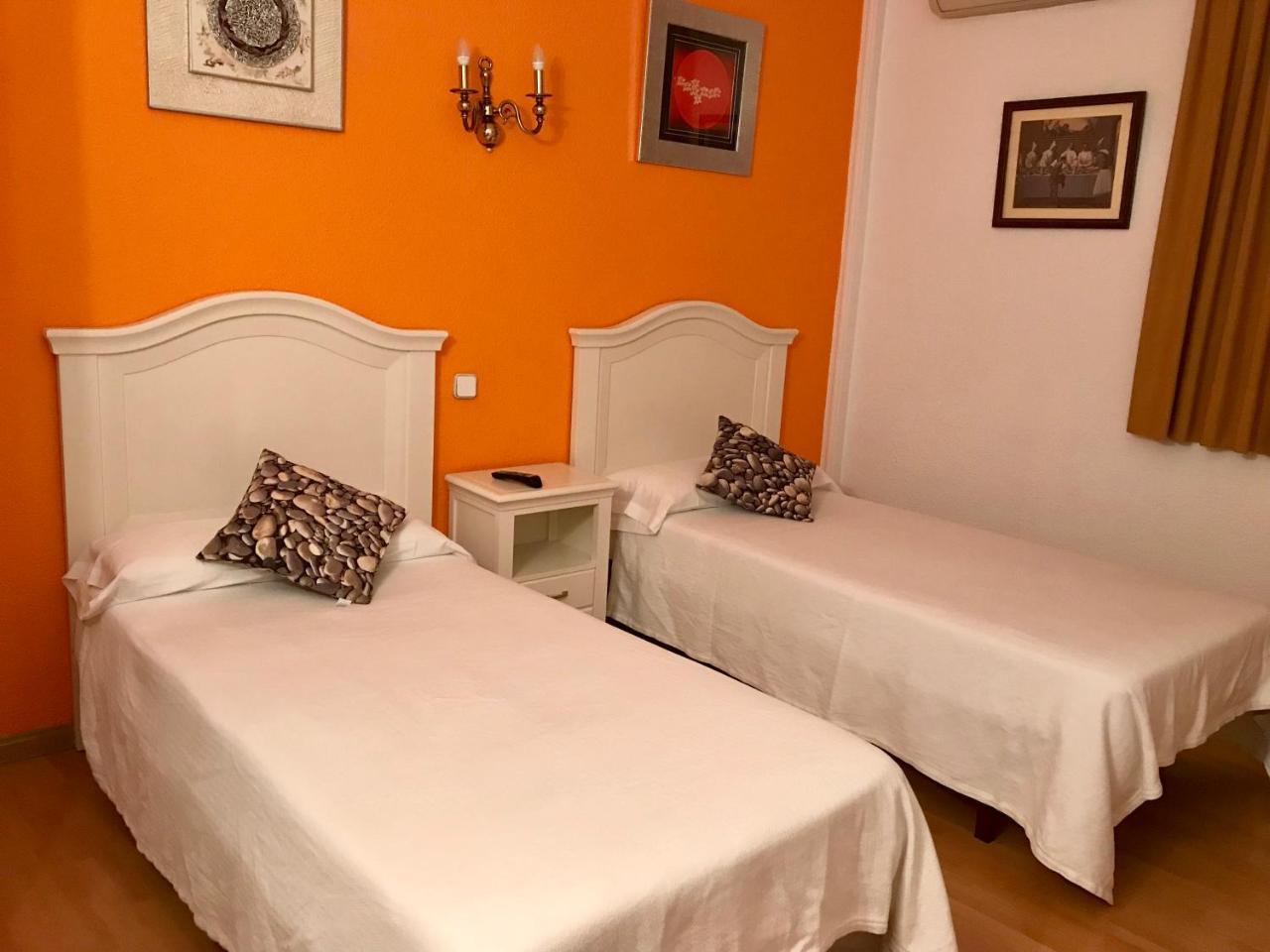 Hostal Montecarlo Madrid Esterno foto